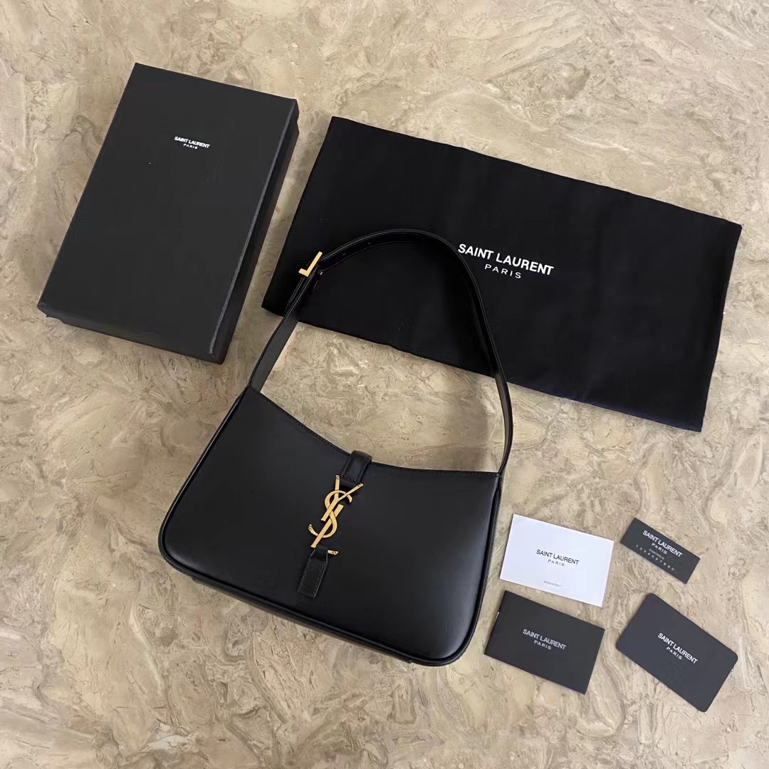LE 5 À 7 HOBO BAG IN MATTE PYTHON