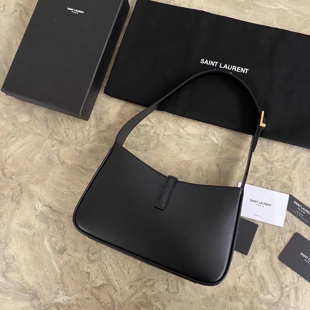 LE 5 À 7 HOBO BAG IN MATTE PYTHON