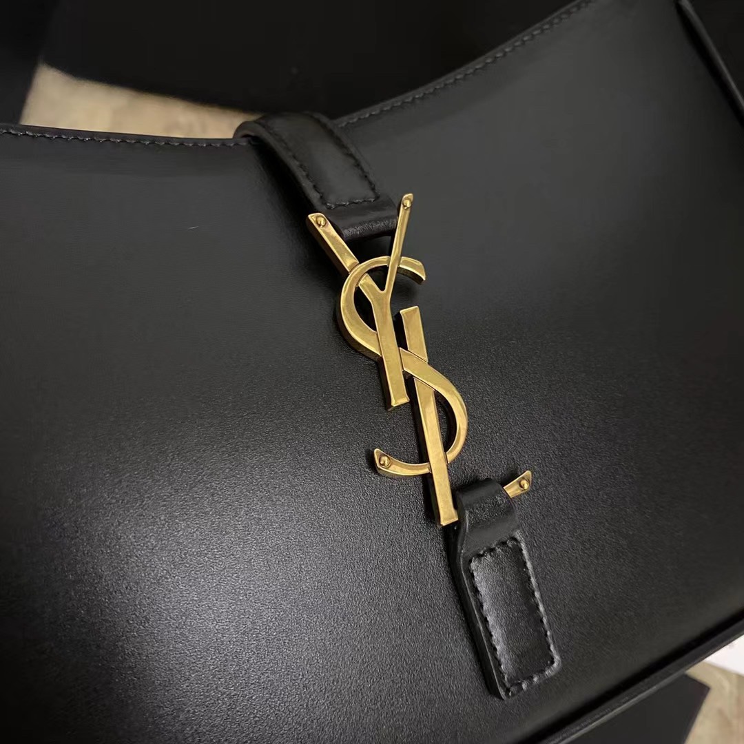 LE 5 À 7 HOBO BAG IN MATTE PYTHON
