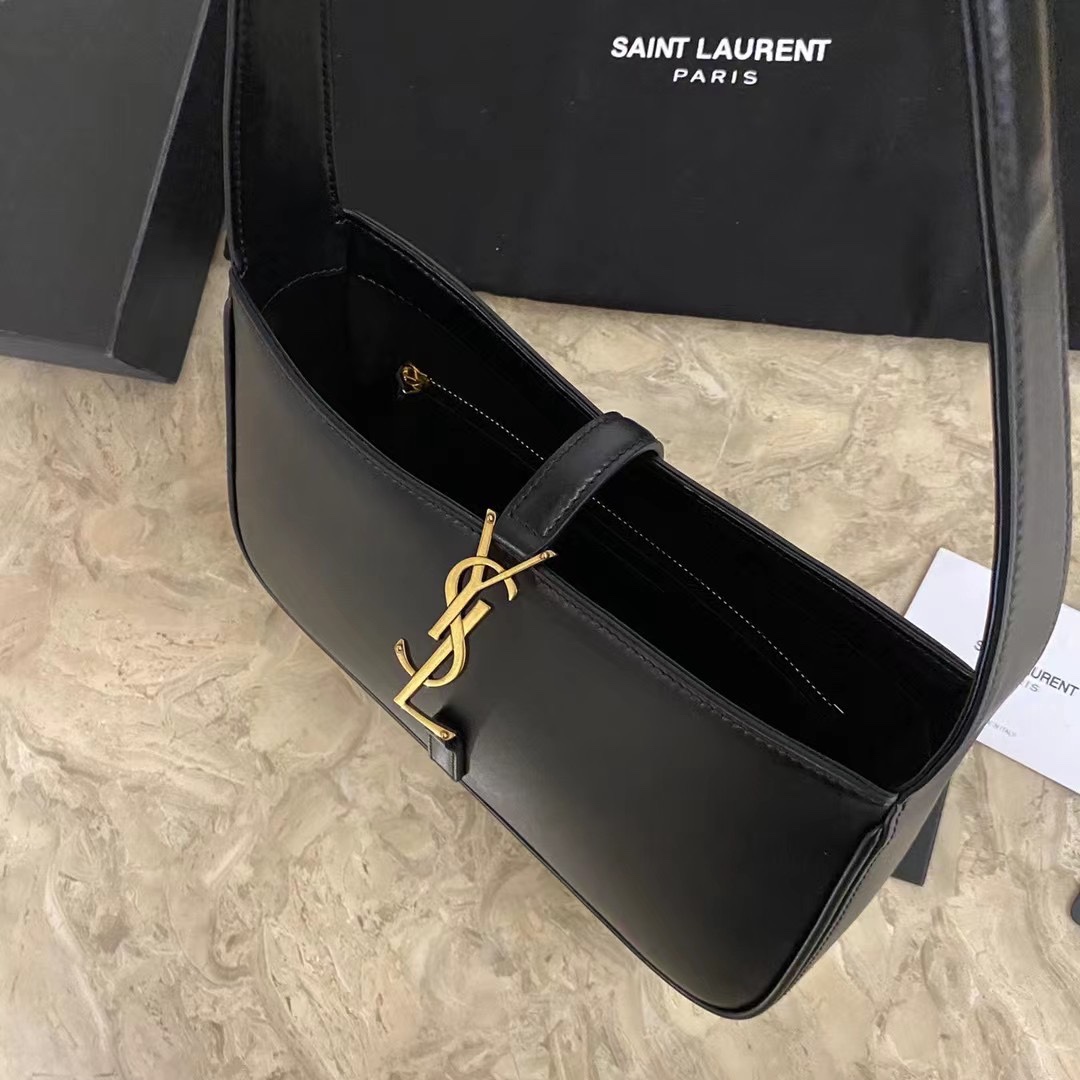 LE 5 À 7 HOBO BAG IN MATTE PYTHON