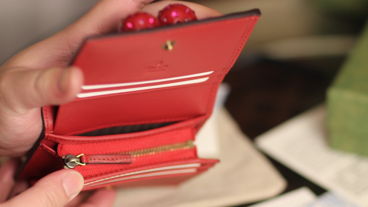 G*u*i cherry wallet