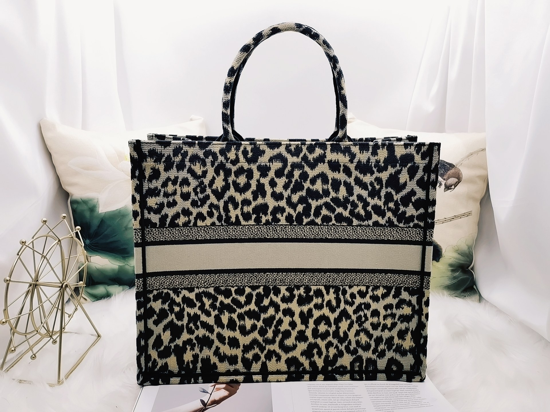 D*or book tote