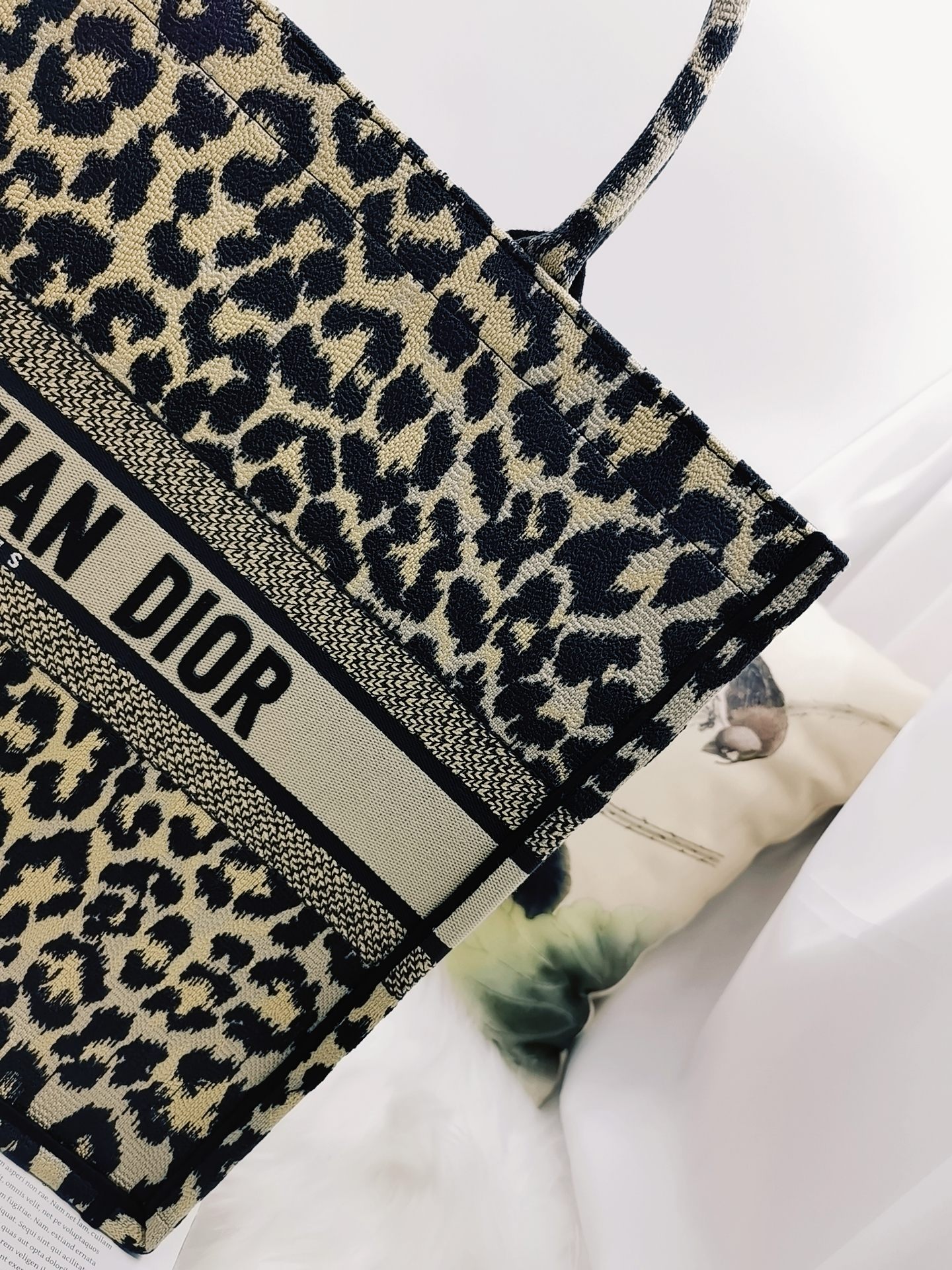 D*or book tote