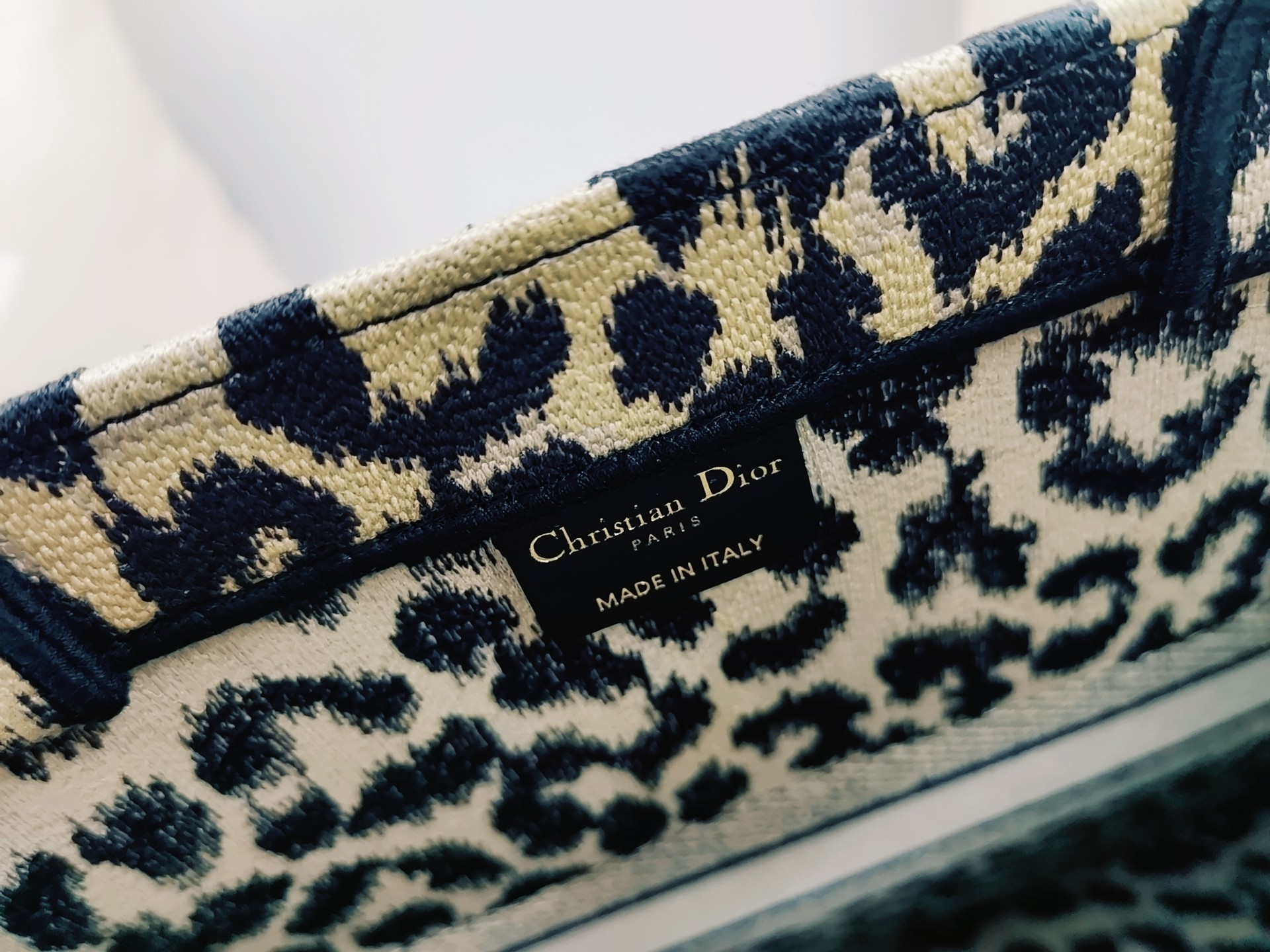 D*or book tote