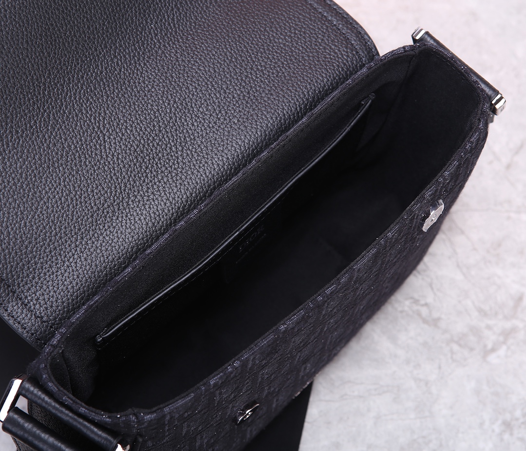 D*or saddle messenger bag