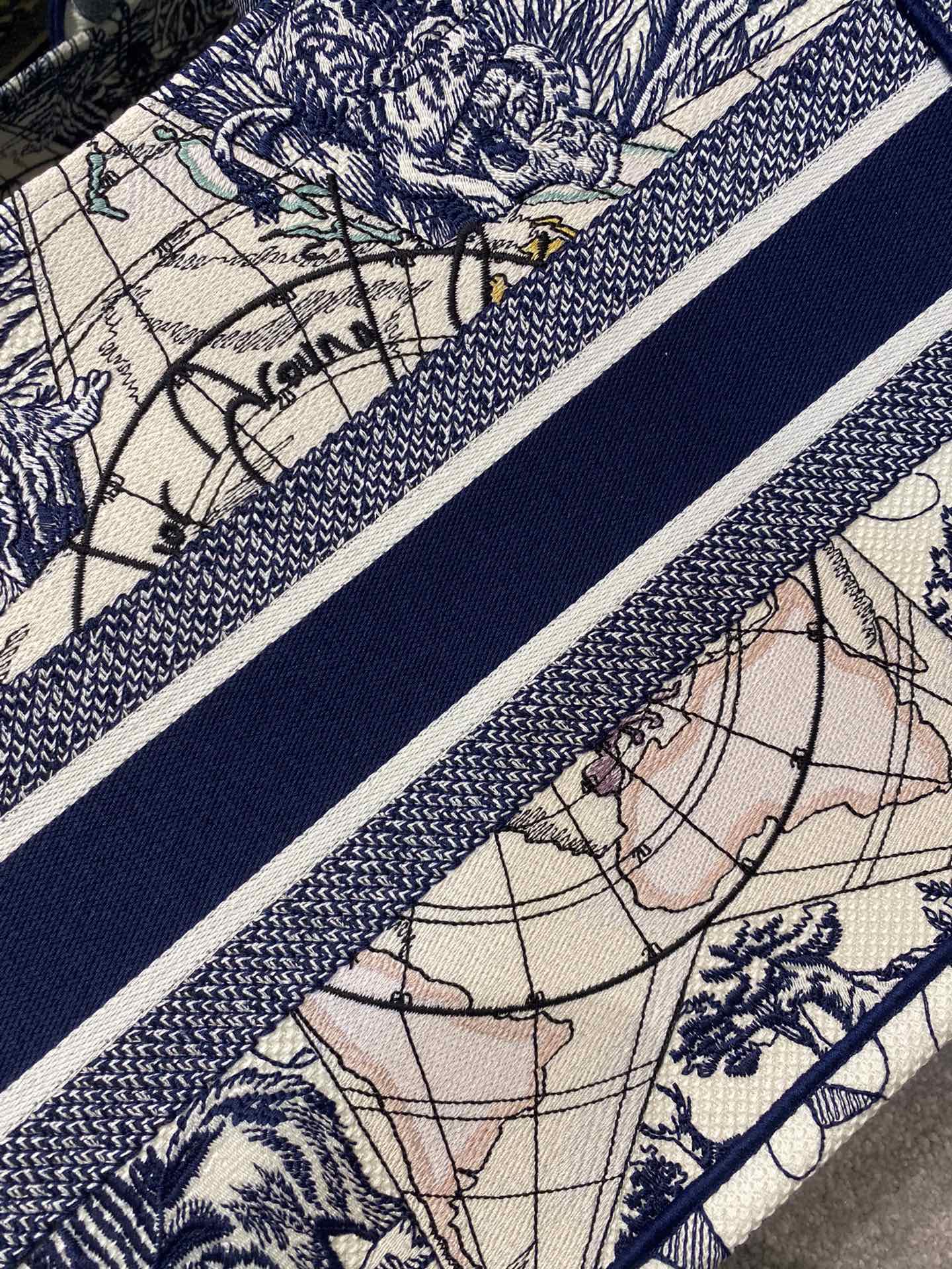 D*or book tote