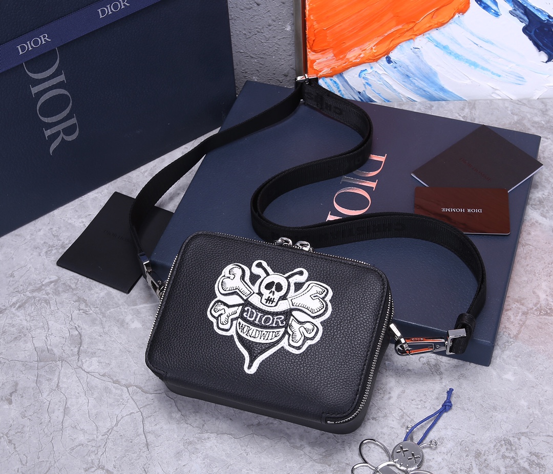 D*or men’s bee print shoulder bag