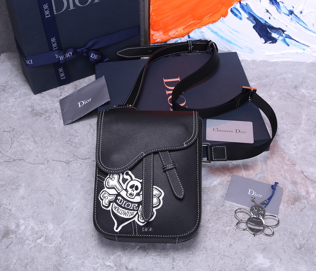 D*or men’s bee print shoulder bag