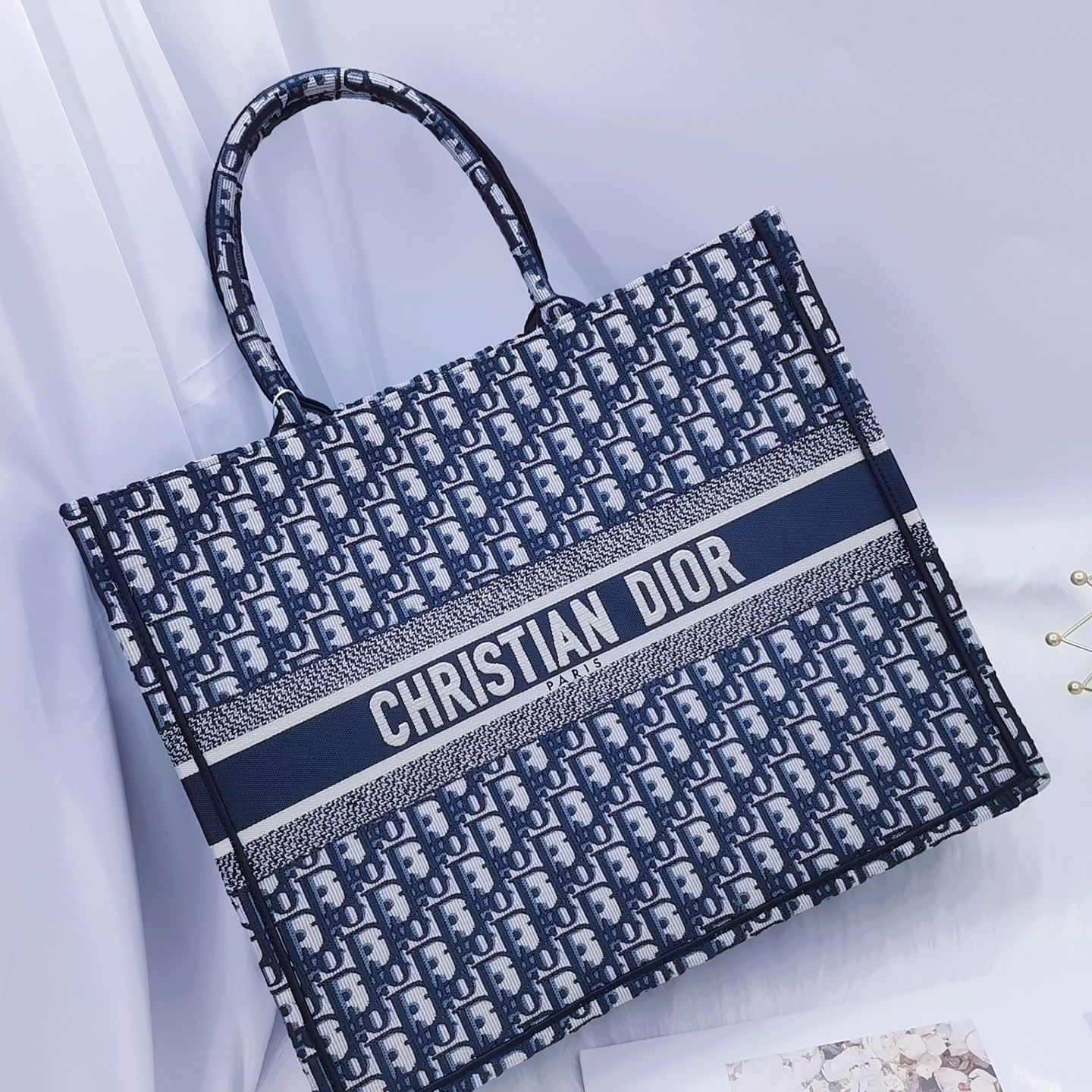 D*or book tote – large