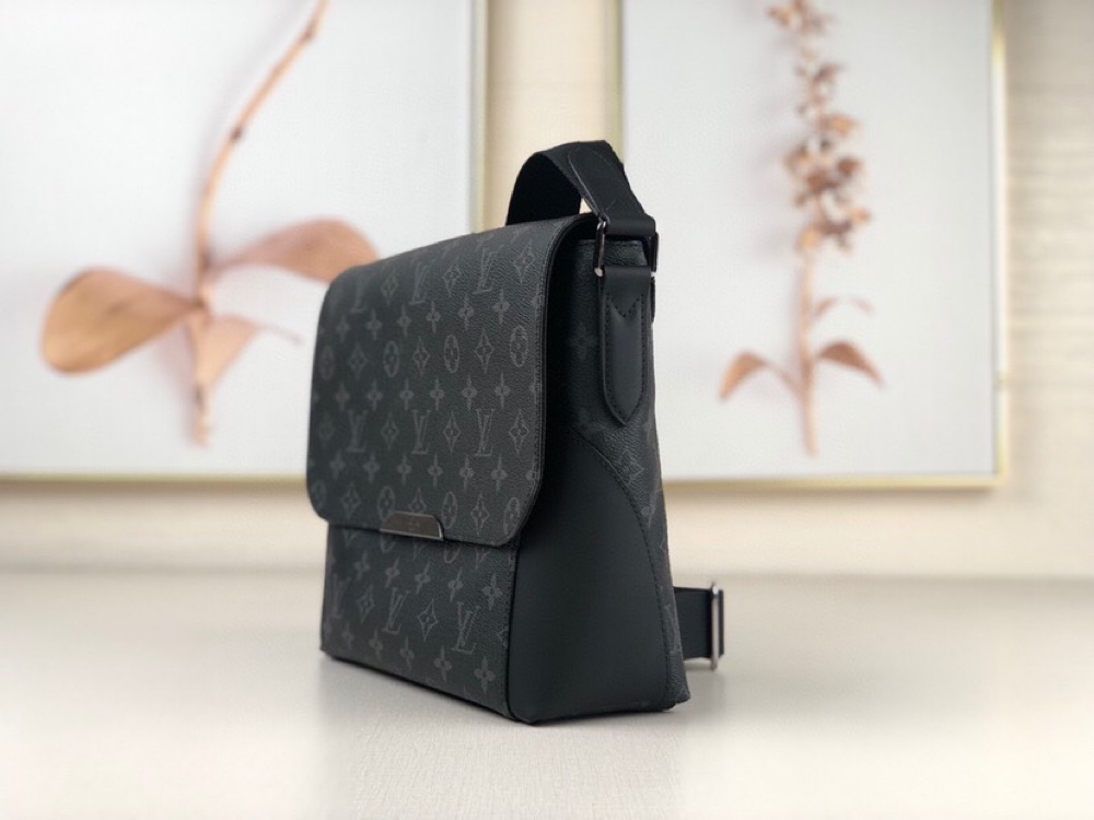 l**is V*t*n monogram eclipse messenger pm