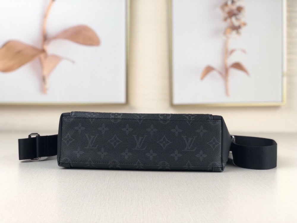 l**is V*t*n monogram eclipse messenger pm