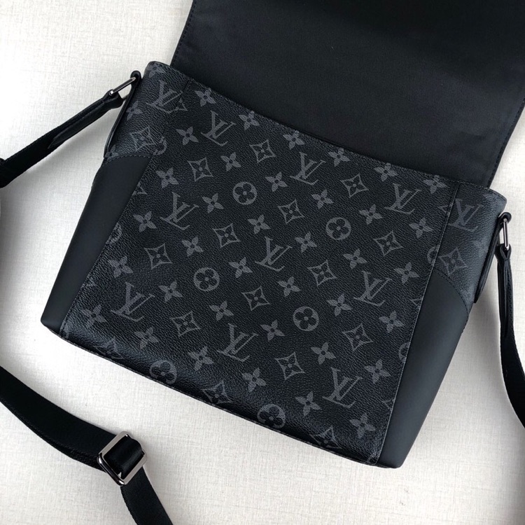 l**is V*t*n monogram eclipse messenger pm
