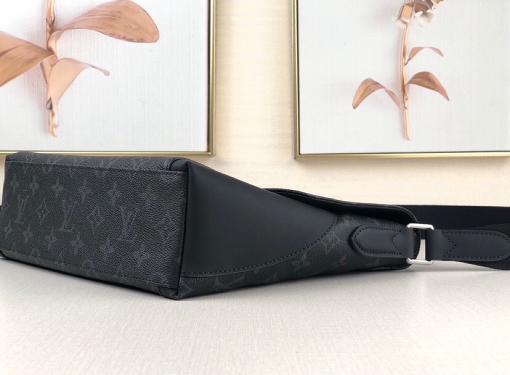 l**is V*t*n monogram eclipse messenger pm
