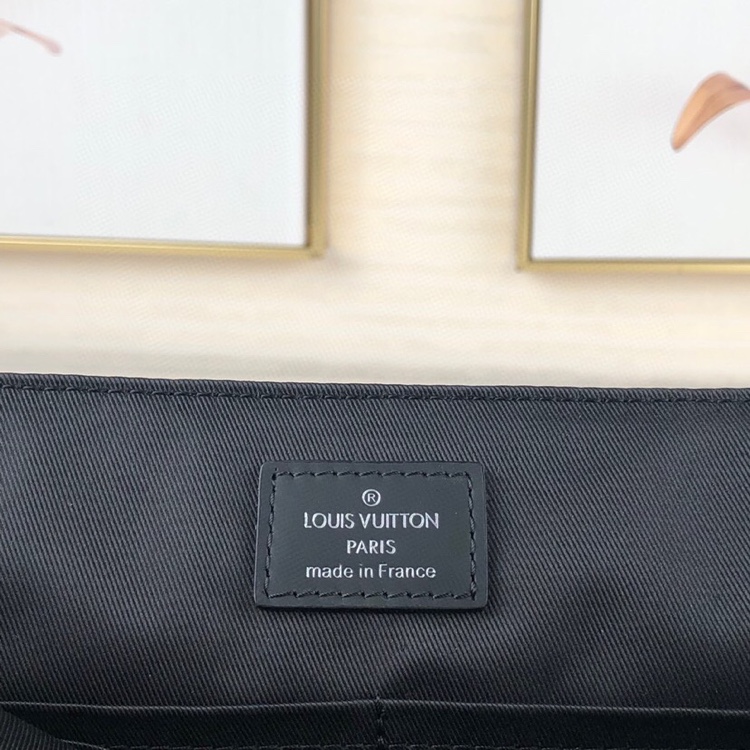 l**is V*t*n monogram eclipse messenger pm
