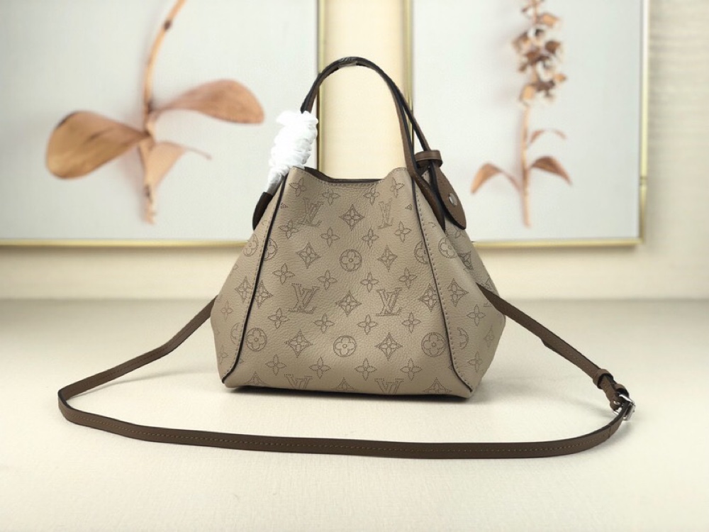 l**is V*t*n mahina leather hina pm