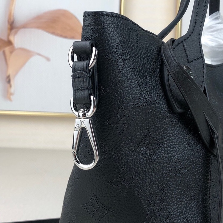l**is V*t*n mahina leather hina pm