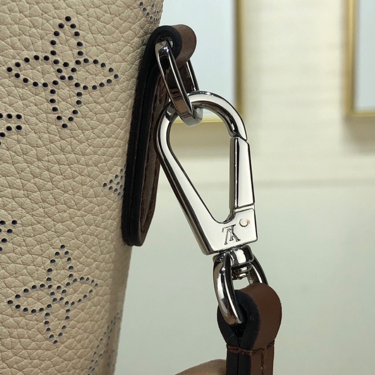 l**is V*t*n mahina leather hina pm