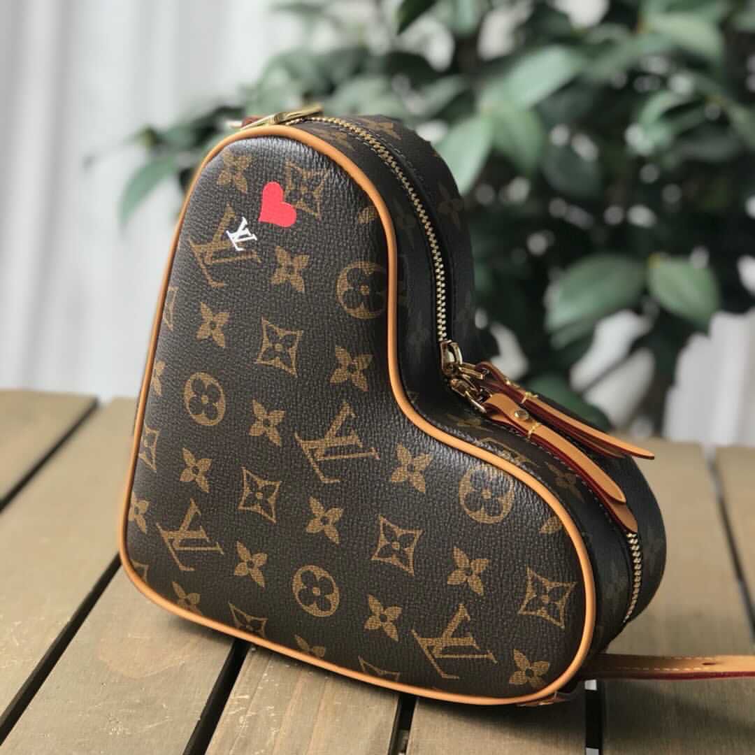 l**is V*t*n game on cœur bag