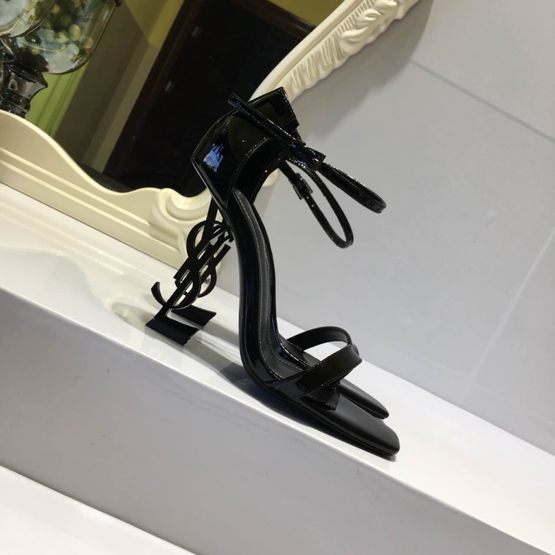 CASSANDRA FLAT SANDALS IN SMOOTH LEATHER