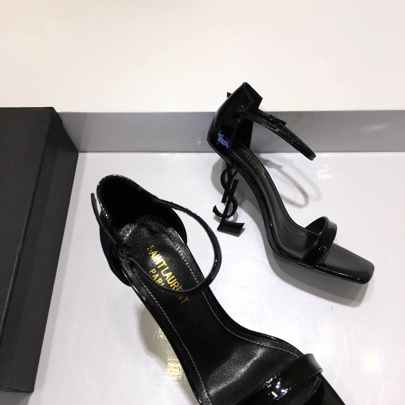 CASSANDRA FLAT SANDALS IN SMOOTH LEATHER