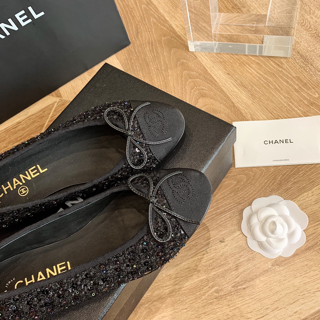 Ch*el sneaker