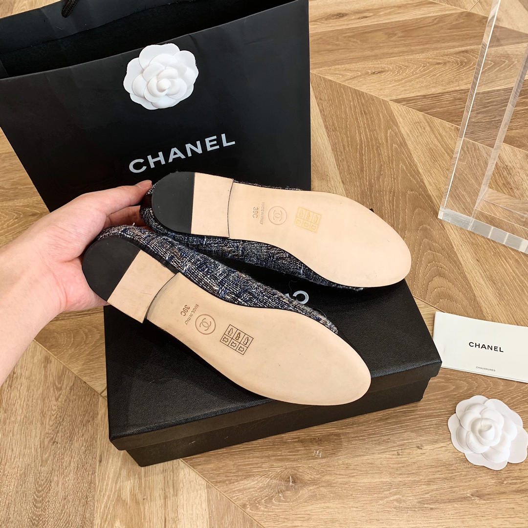 Ch*el sneaker