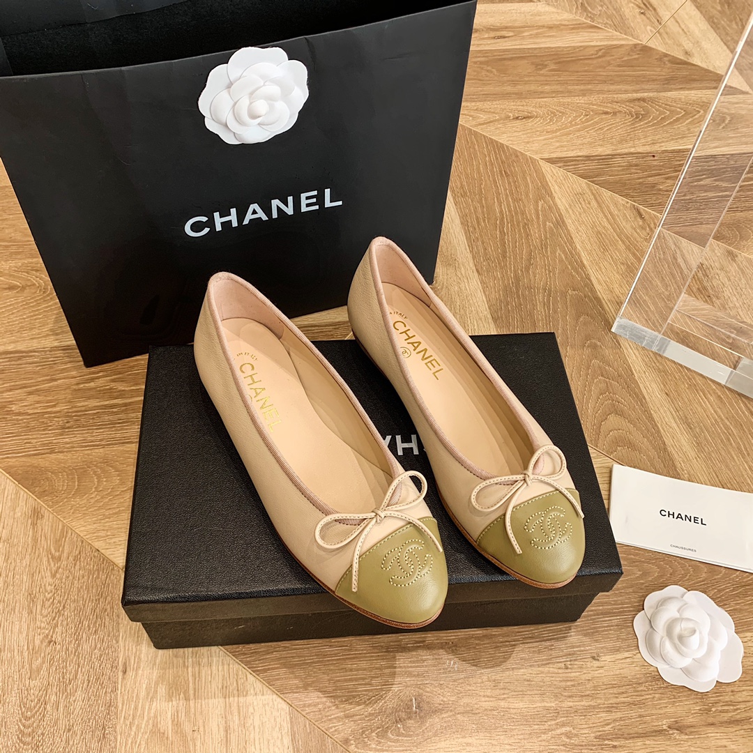 Ch*el sneaker