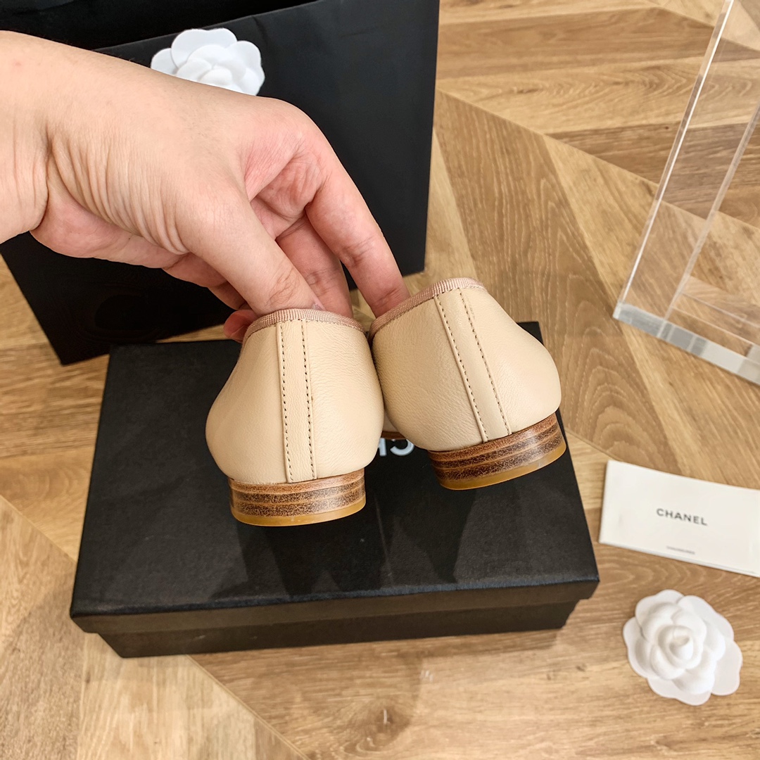 Ch*el sneaker