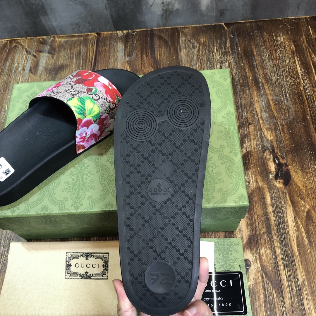 G*u*i slippers 9