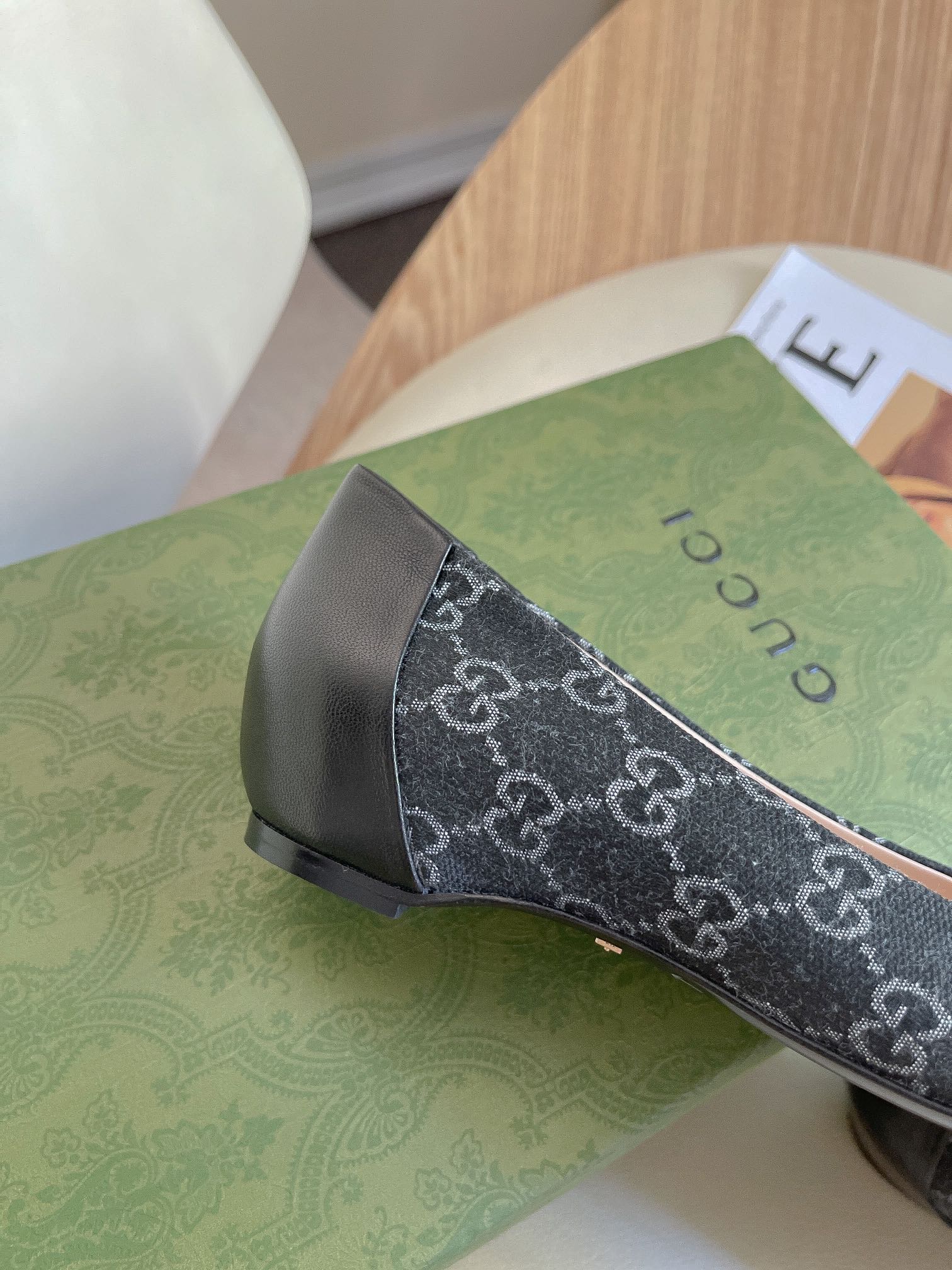 G*u*i flats 8