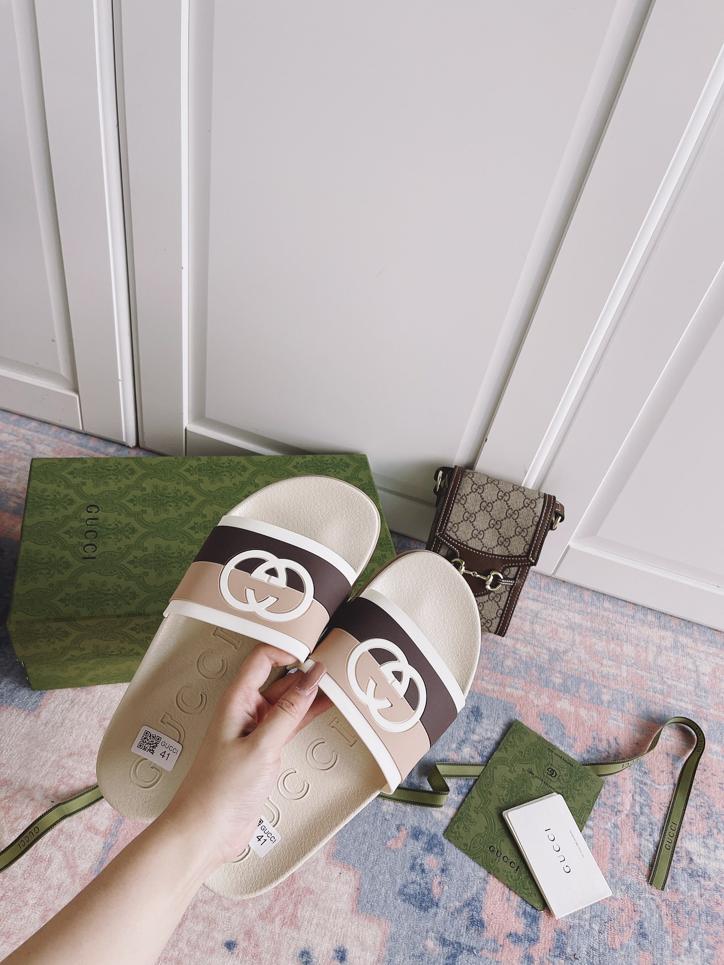 G*u*i slippers 15