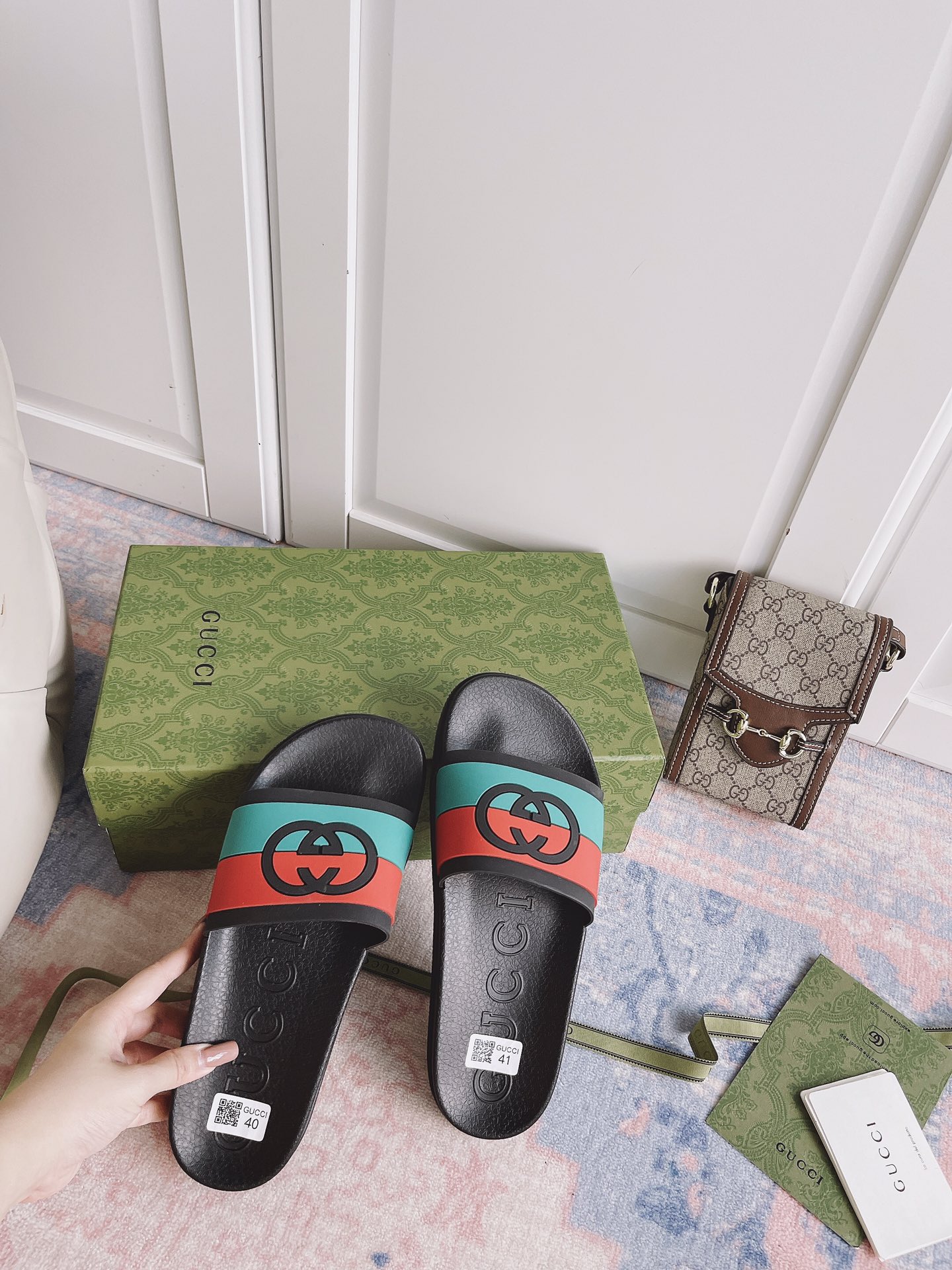 G*u*i slippers 16