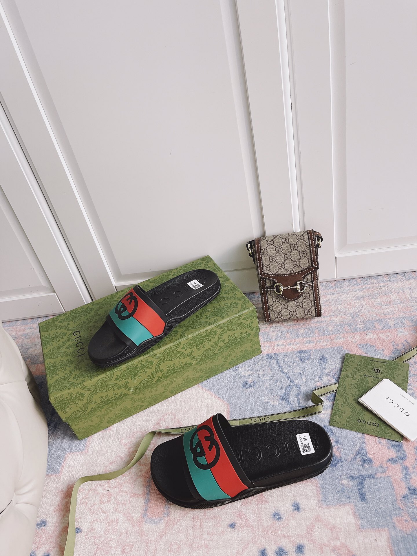 G*u*i slippers 16