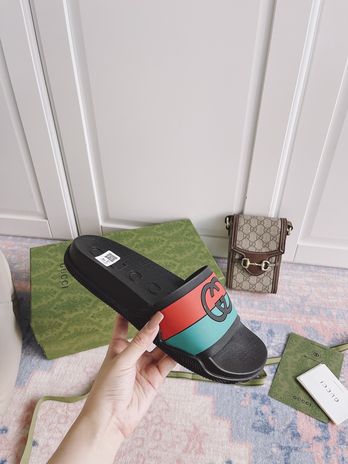 G*u*i slippers 16