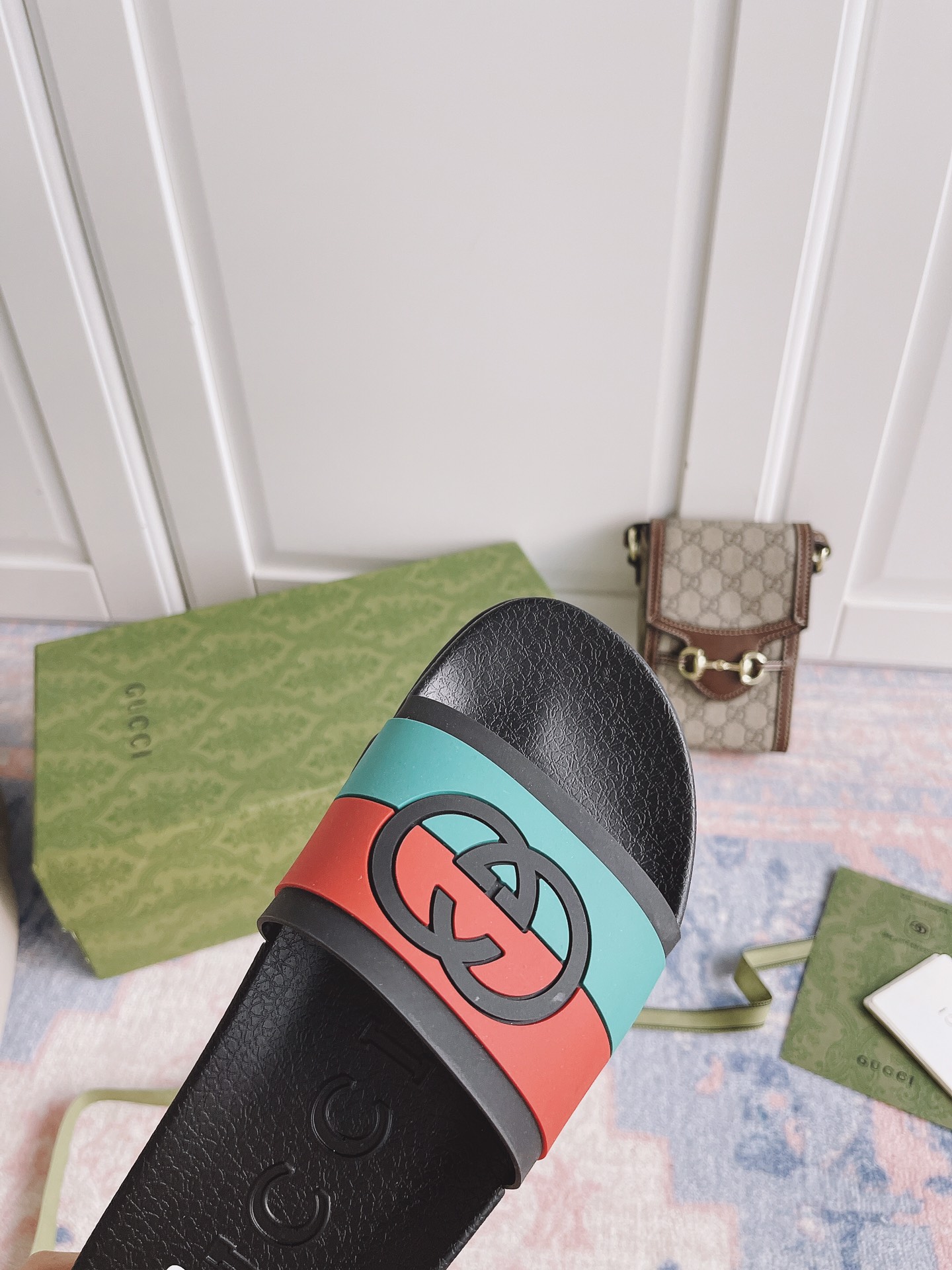 G*u*i slippers 16