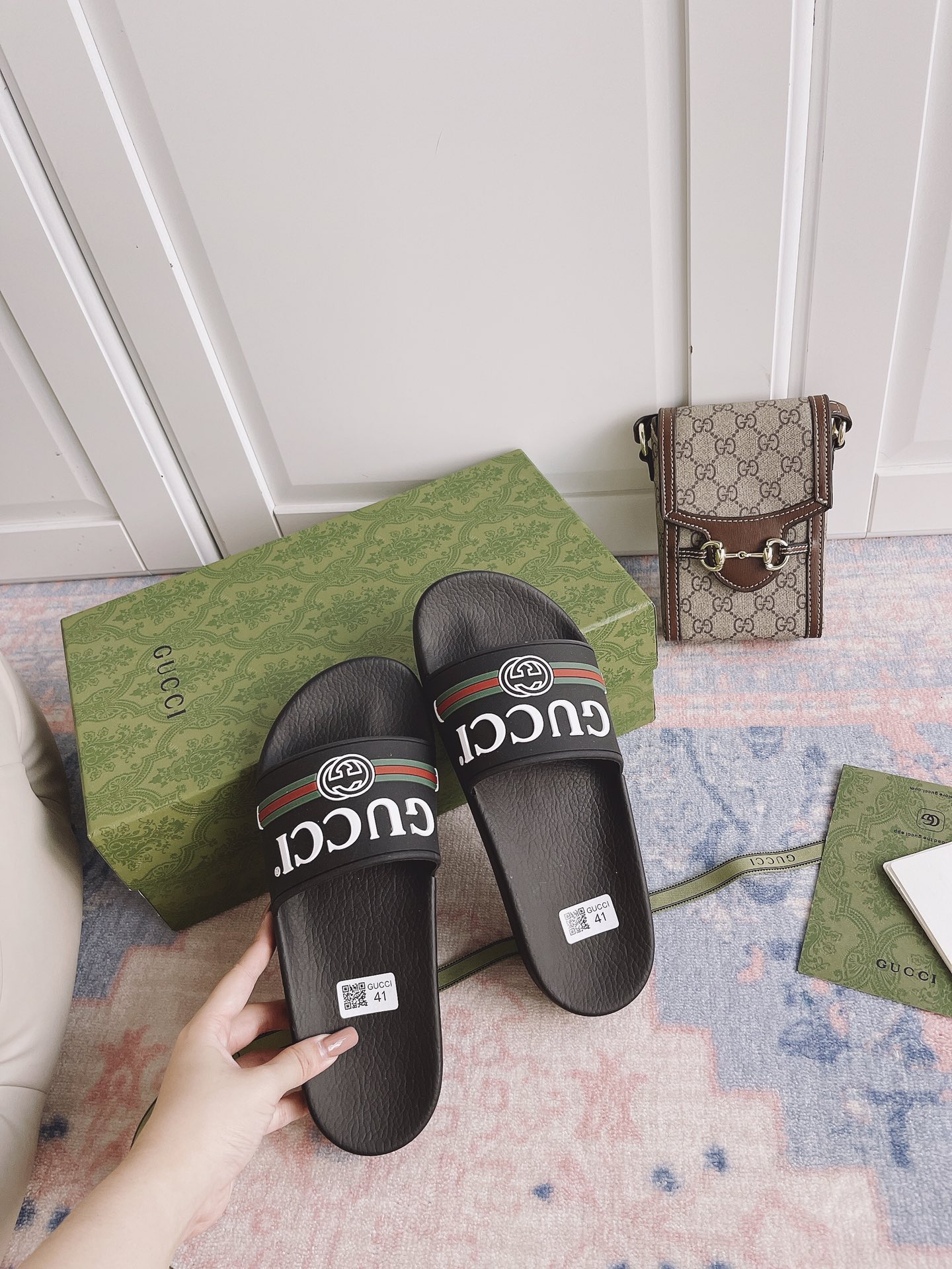 G*u*i slippers 17