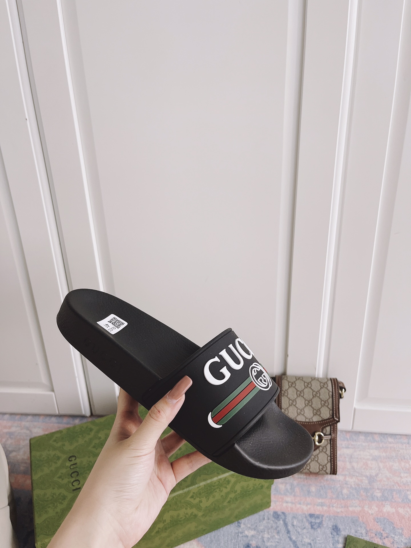 G*u*i slippers 17