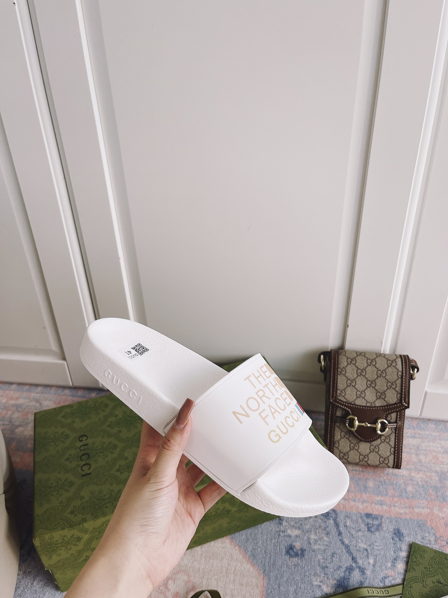 G*u*i slippers 19