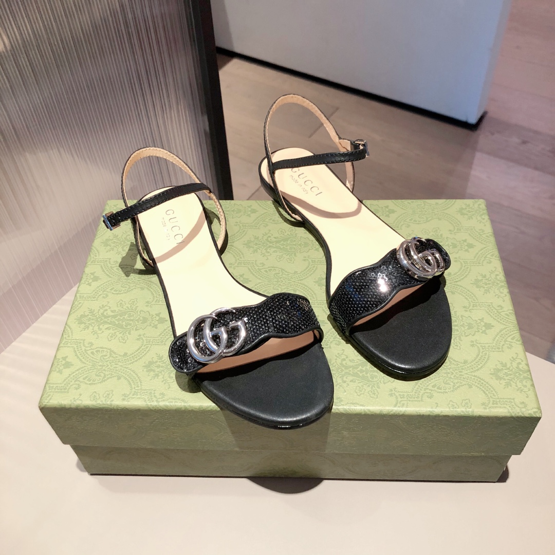 G*u*i slippers 35