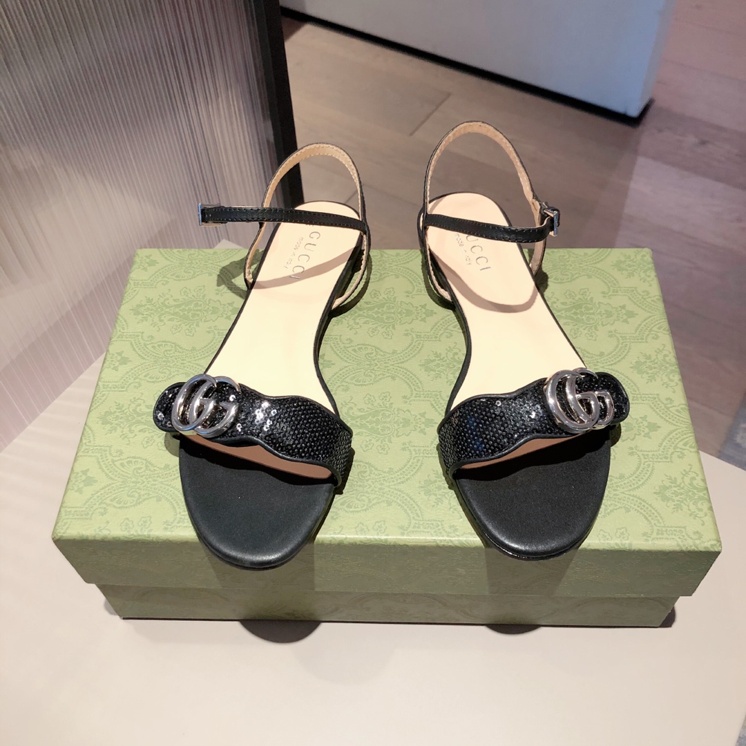 G*u*i slippers 35
