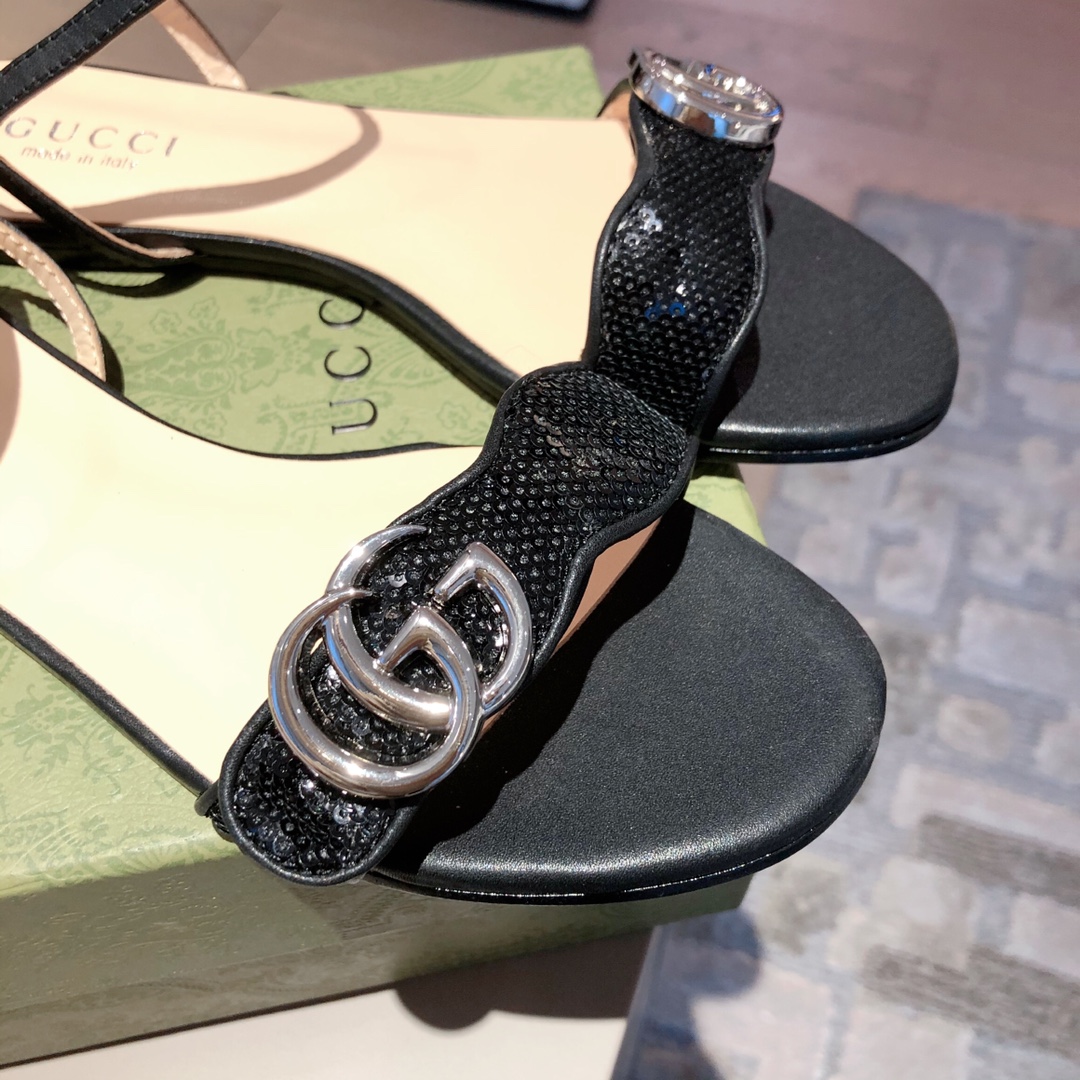 G*u*i slippers 35