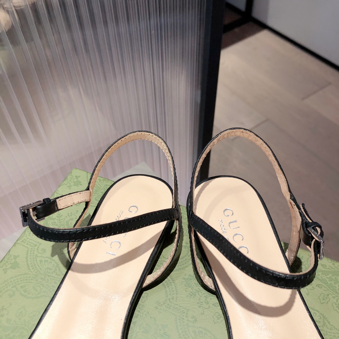 G*u*i slippers 35