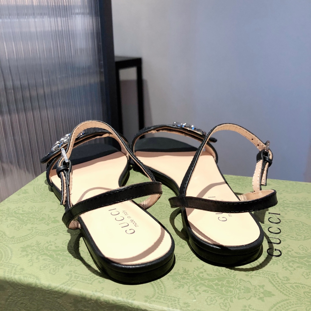 G*u*i slippers 35
