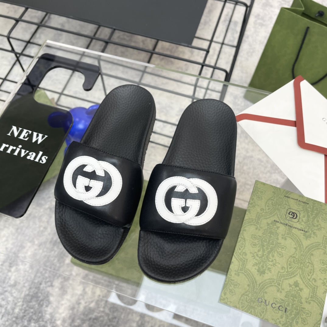 G*u*i slippers 40
