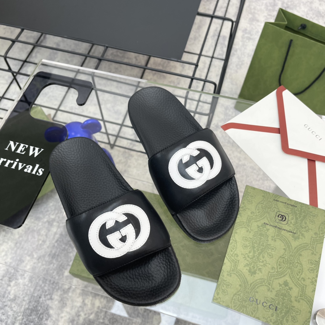G*u*i slippers 40