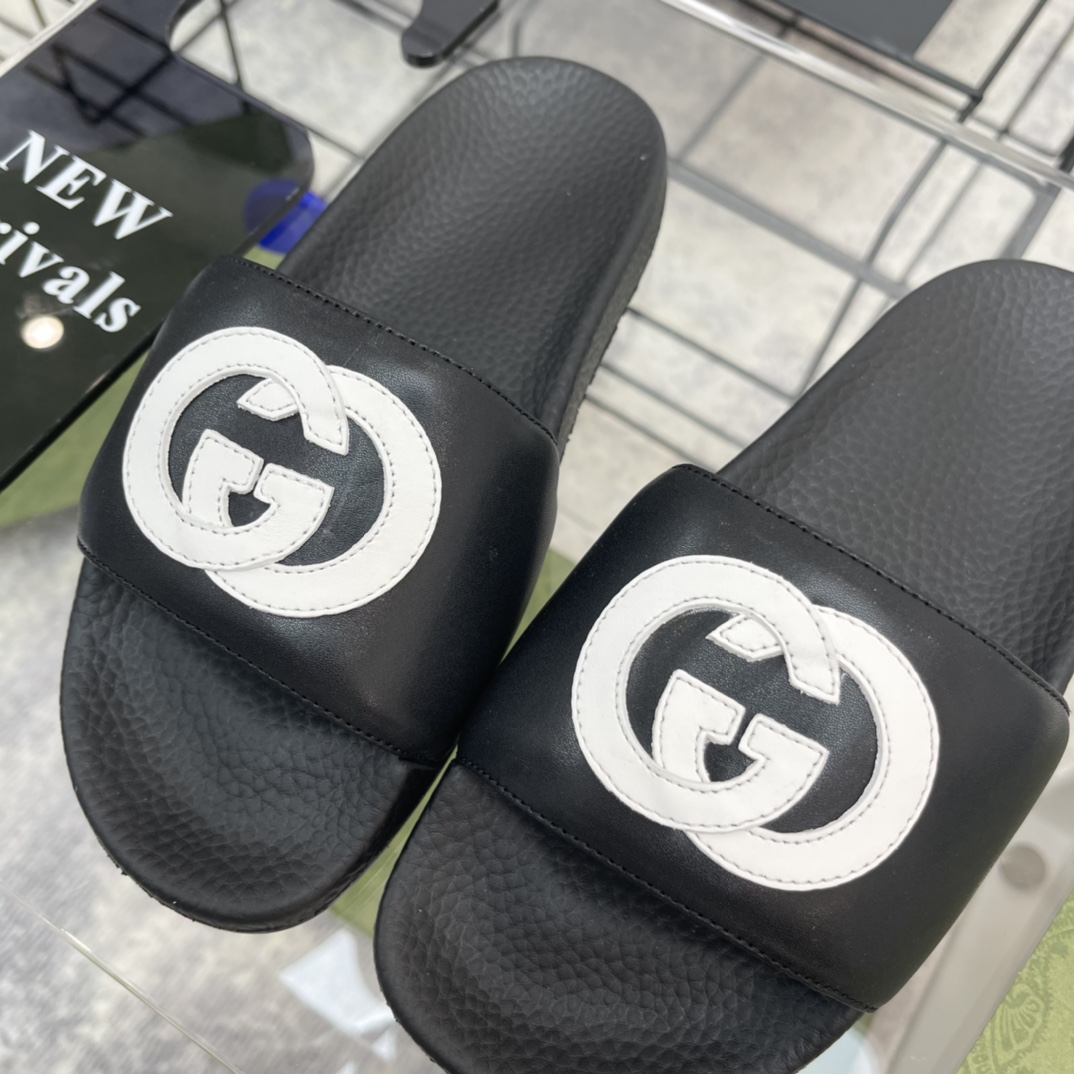 G*u*i slippers 40