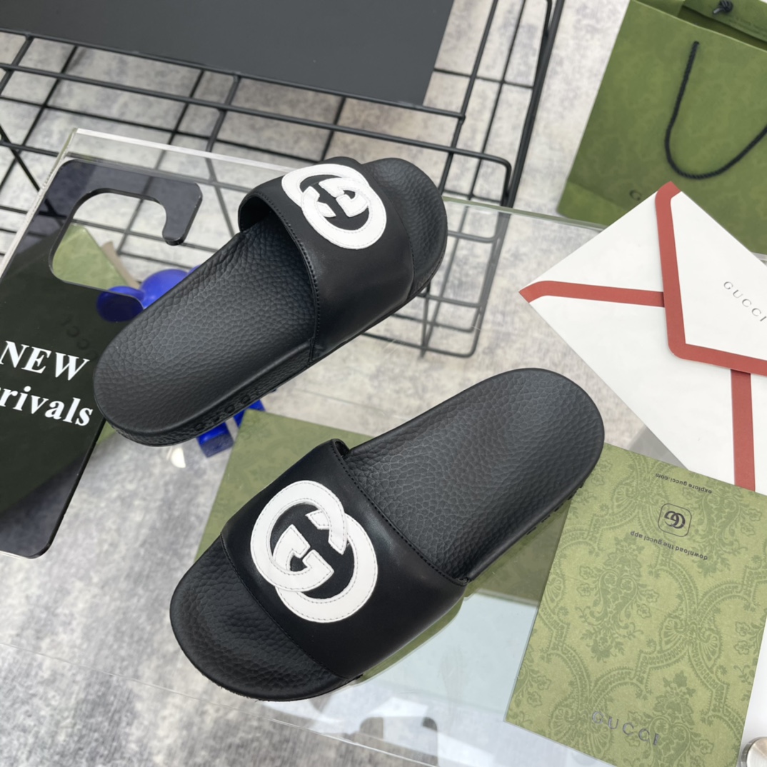 G*u*i slippers 40