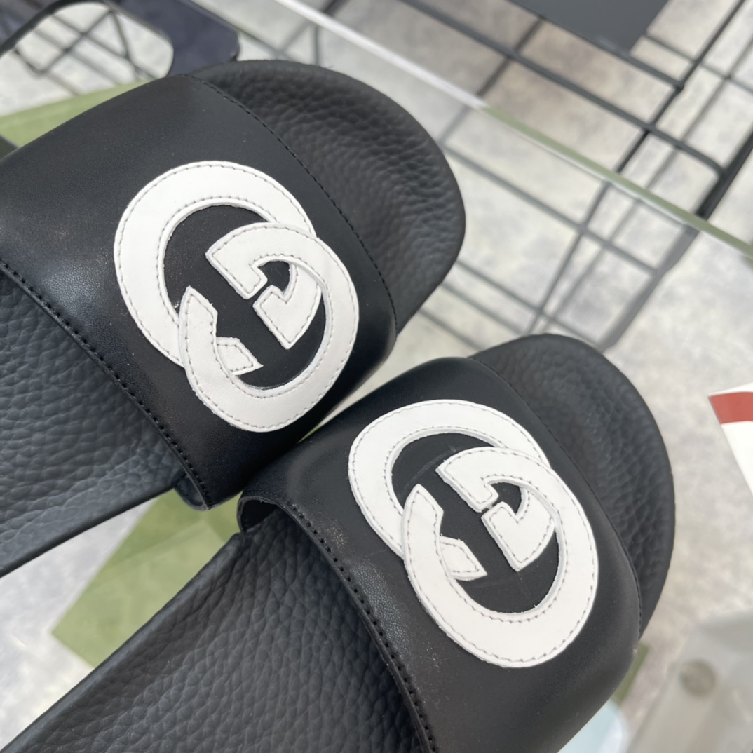 G*u*i slippers 40