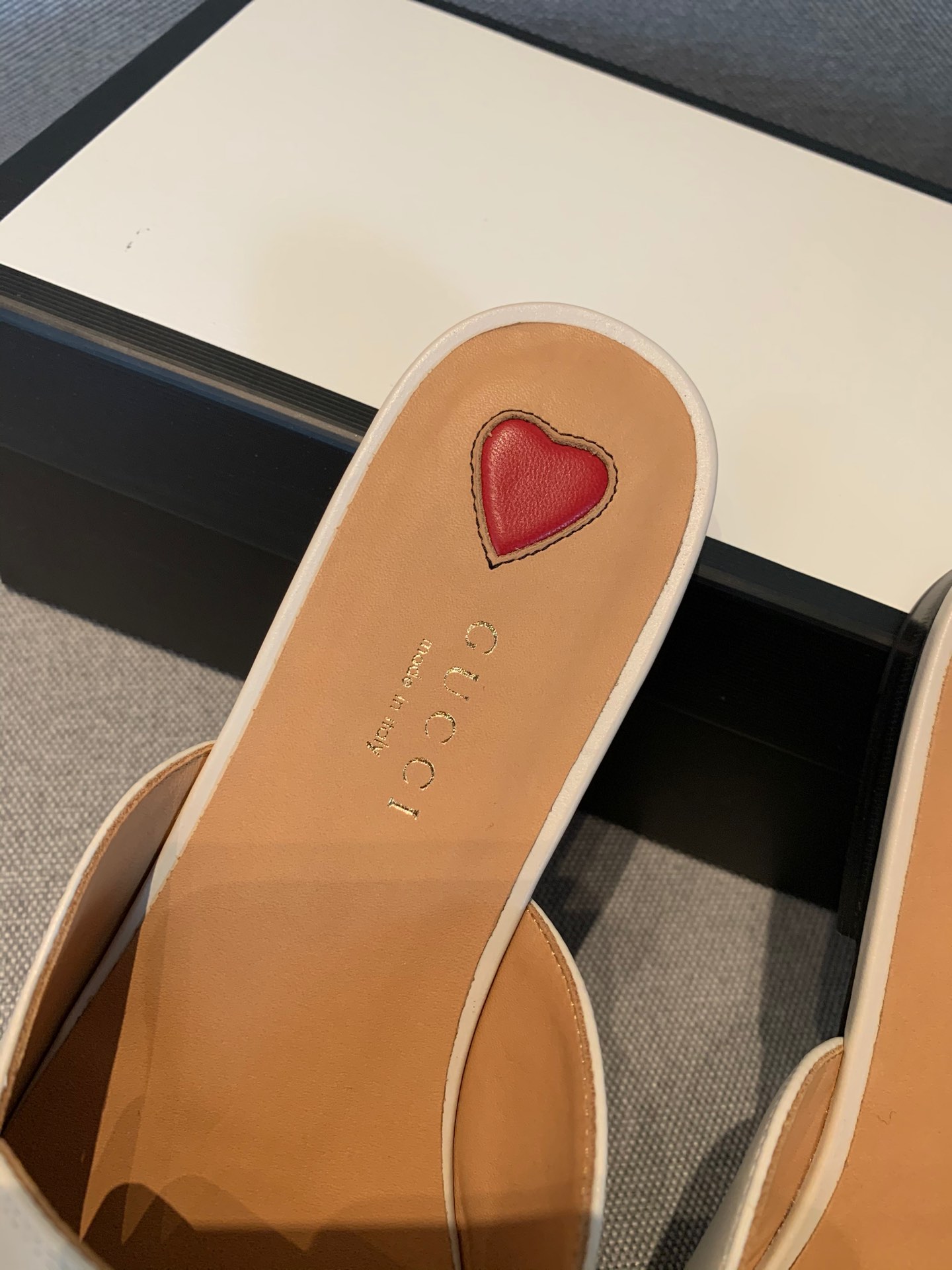 G*u*i flats 22