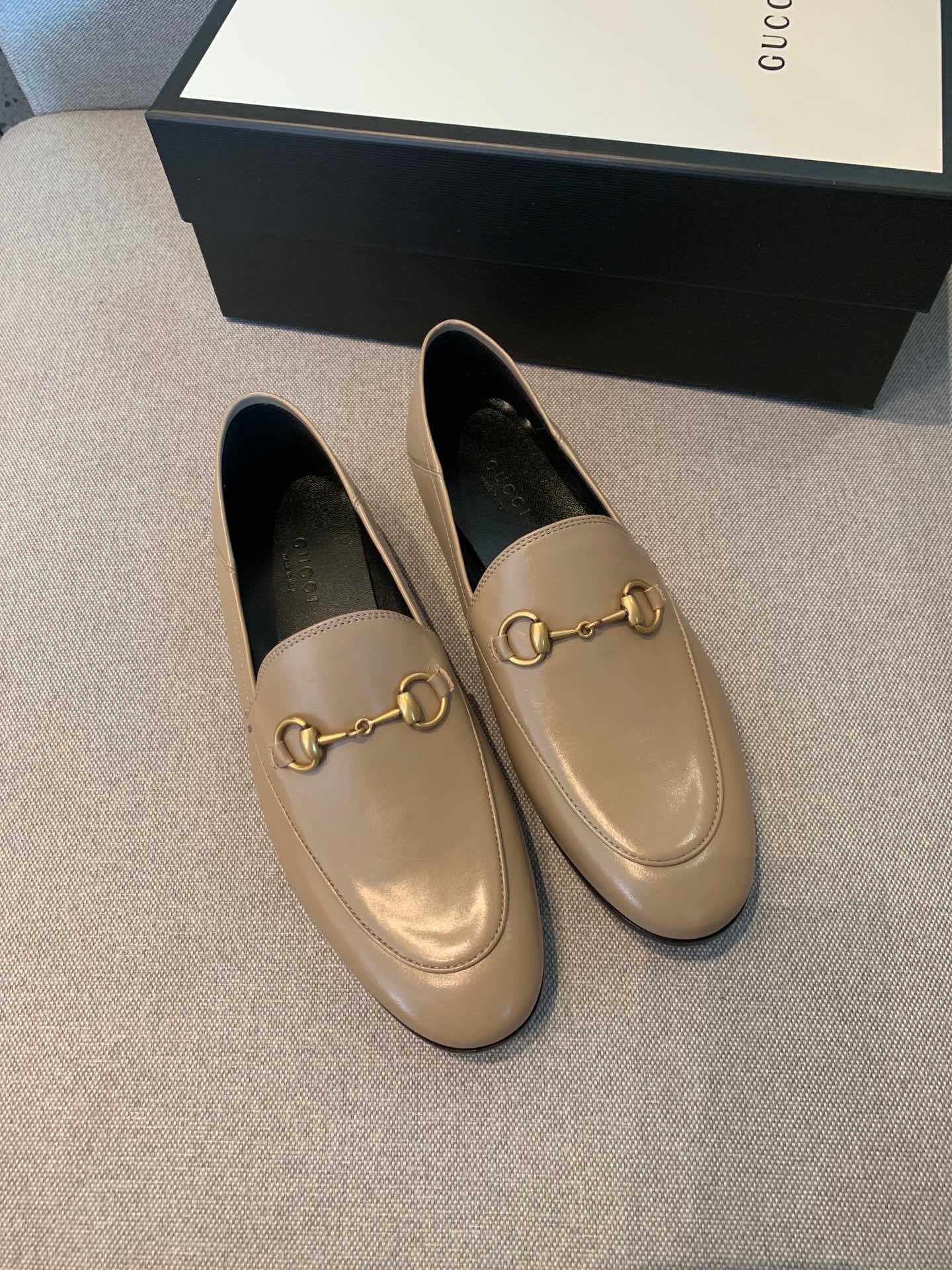 G*u*i flats 25